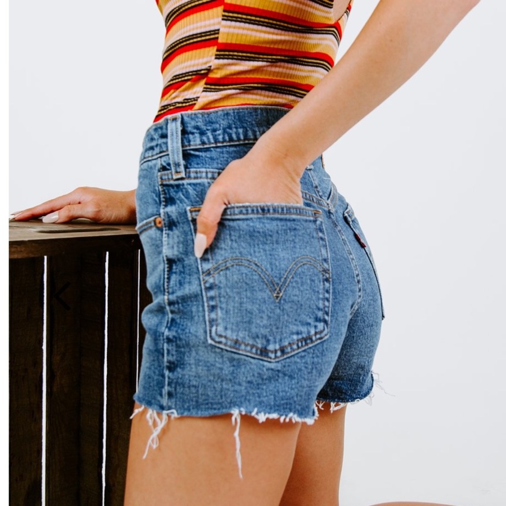 Levi’s NWT 501 High Rise Button Fly Denim Shorts - Picture 7 of 7